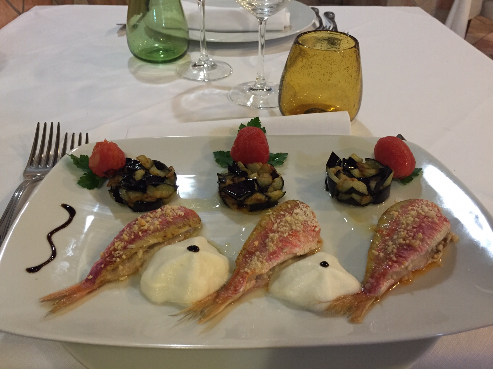trigliecon mandorle, melanzane fritte e nuvole di provola